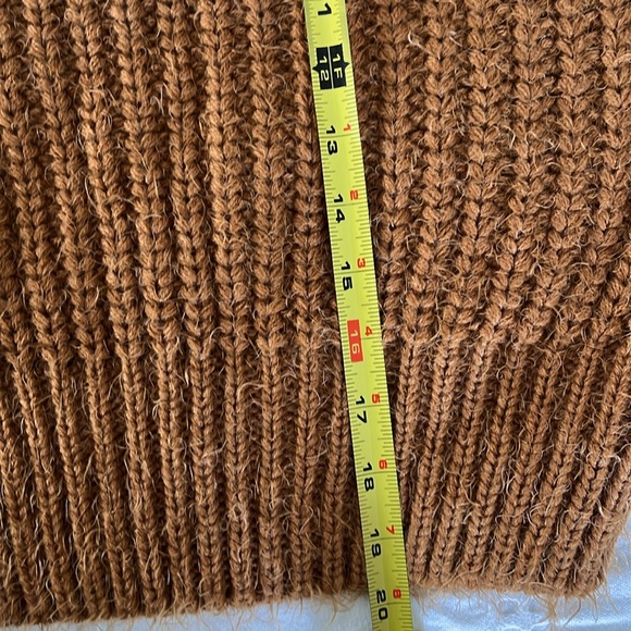 Off shoulder fuzzy sweater - Picture 5 of 9